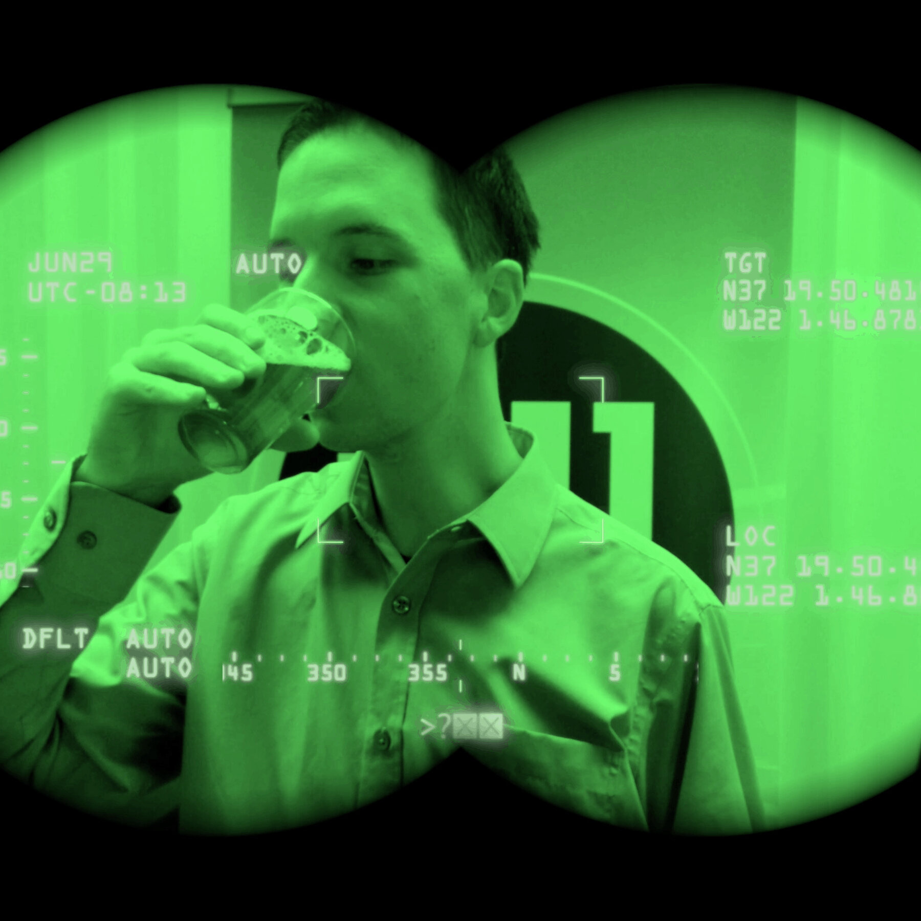 Alien drinkt biertje